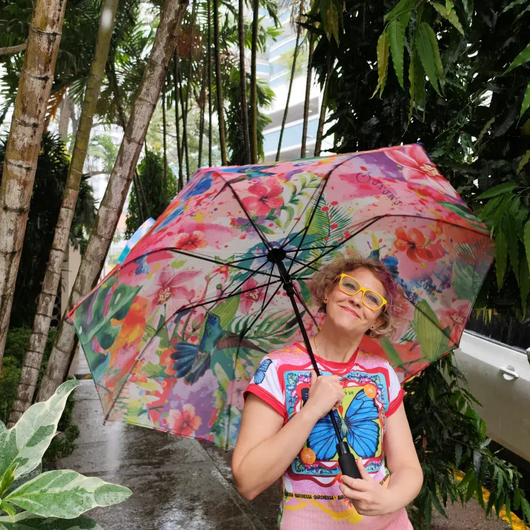 Serena Rinaudo con un paraguas estampado con su arte tropical
