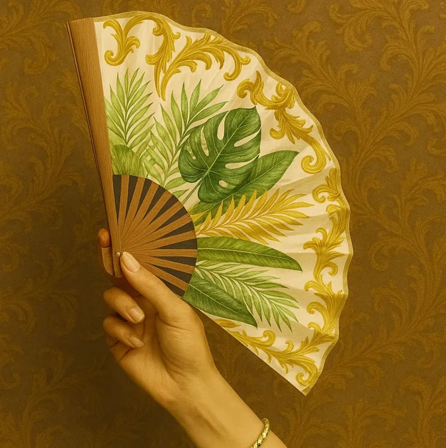 Abanico con hojas tropicales dibujadas por Serena